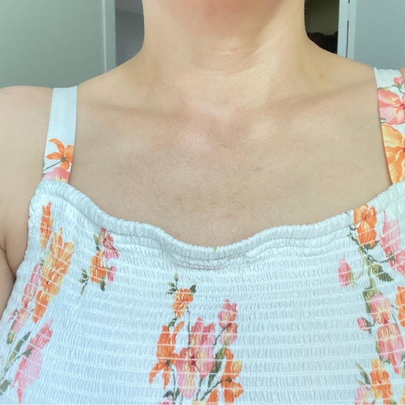 Old Navy smocked top flower sundress with POCKETS!! Size Medium - Picture 9 of 9